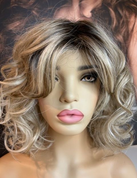 VOGUE – PEARL BLONDE WIG WITH ROOT (WAVY)